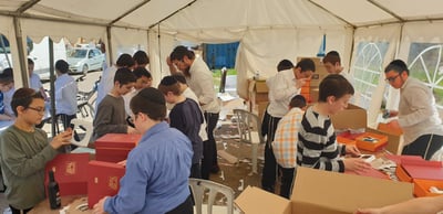 הילדים אורזים היום את משלוחי המנות של חב"ד