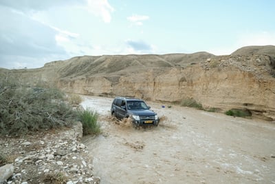 שני מטיילים לכודים בשיטפונות בנחל אוג