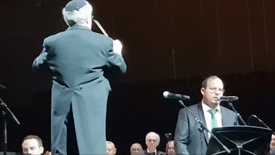 צבי וייס מבצע את היצירה הפורימית: שושנת יעקב