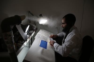 תיעוד: סופר הסת"ם כותב את מגילת אסתר