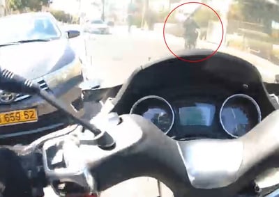 ברחובות תל אביב: מרדף אחר רוכב אופניים חשמליים • צפו