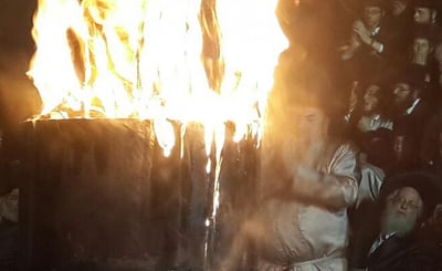 'הדלקה' בקבר הרשב"י. ארכיון