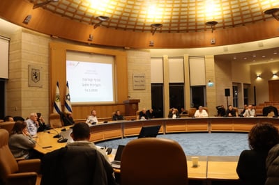 הישיבה, הערב