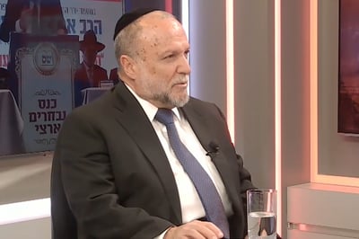 איציק כהן ב'אולפן כיכר'. ארכיון