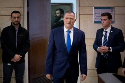 מנדלבליט לאדלשטיין: אתה חייב לשמוע בקול בג"ץ
