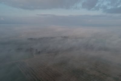 תיעוד רחפן: כך נראה הזריחה בערפל כבד