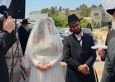 תחת החופה
