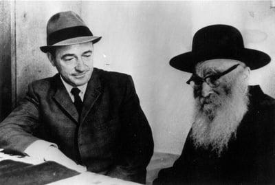 הרב אריה לוין עם "אבי הפצועים" שמחה הולצברג