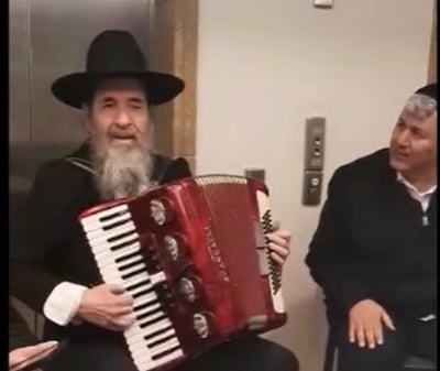 מרגש: מונה חגג עם החולים במלונית הקורונה