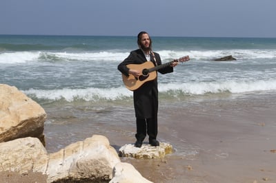אהרון פרוכטר, דודי קליין ומנחם שטיינברג שרים: "אני יושב"