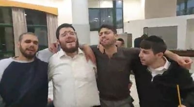 הזיץ החגיגי של חולי הקורונה החרדים • צפו