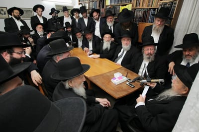 אסיפת חינוך במעונו של הגרי"ג אדלשטיין
