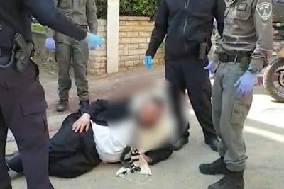 איש 'הפלג' נשכב על הכביש: "די לסגירת בתי הכנסת"