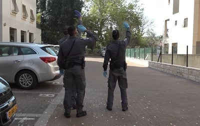 צפו: שוטרים בודקים חולים השוהים בבידוד