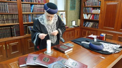 הראש"ל הגר"י יוסף בחדרו המיותם של זקן הראשונים לציון זצ"ל