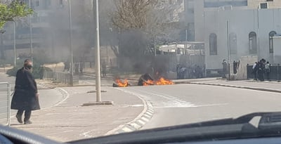 בית שמש: ילדים נגד שוטרים; אש בכבישים