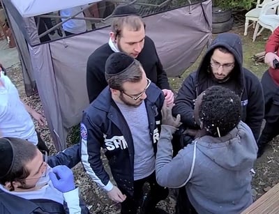 הצלם המסתורי תיעד: הסתערות על החשוד