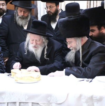 המנוח ז"ל, לצד האדמו"ר מגור
