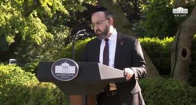 הרב סאדווין נושא דברים בנוכחות הנשיא טראמפ