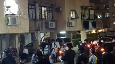האדמו"ר מפיטסבורג בהדלקה ללא מדורה