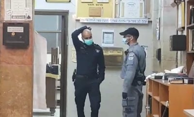 עם יד על הראש, הורה הקצין: 'סיימו תפילה'