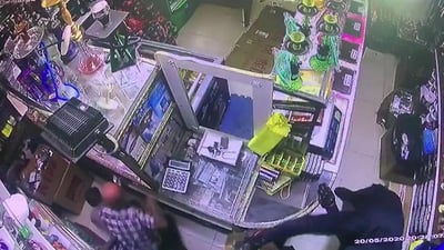 צפו: האב גונן בגופו על הילד, שנפצע מהירי