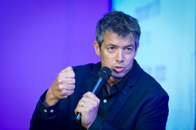 השר יועז הנדל, בכניסתו למשרד התקשורת, השבוע
