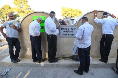 מתפללים בקבר שמשון