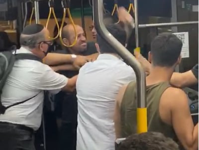 אלימות באוטובוס: הנהג הכה נוסע • תיעוד