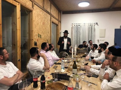 החברים הפתיעו את פיני איינהורן לכבוד הלידה