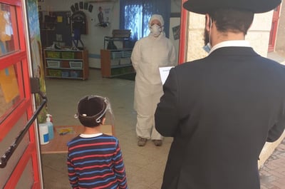 ילד מגיע עם אביו לבדיקת קורונה בעיר, השבוע