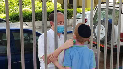 מרגש: האב השתתף ב'סיום' של ילדו מעבר לגדר