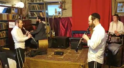 כלייזמר מעורר השתאות: 7 ברכות בקרצ'מע