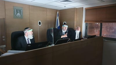 הגר"ד לאו בדיון בבית הדין