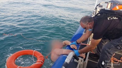 קפץ מהיאכטה ולא הצליח לחזור • צפו בחילוץ