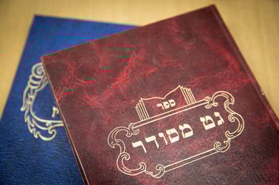 שוחרר מהכלא, ברח, נתפס והסכים לתת גט