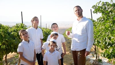 עמיקם נחושתן והילדים בקליפ: "בנה ביתך"