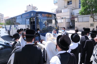 מתפללים וחוסמים