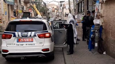 משטרה, בפשיטה על שטיבלאך זכרון משה. ארכיון