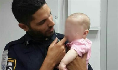 הפעוטה, בידי השוטר