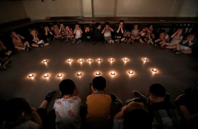 סביב נרות ובפנים עצובות; הילדים חוו את תשעה באב