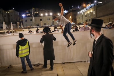 בלאגן בכותל: צעירים פורצים את המחסומים