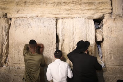 האם הארנו פנים לאלו השונים מאיתנו בבית כנסת?