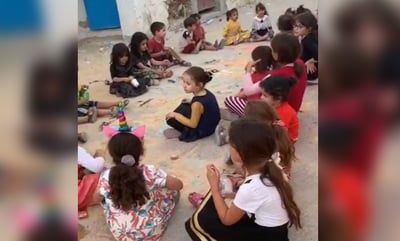 על הארץ: ילדים בגן בג'רבה באמירת קינות • צפו