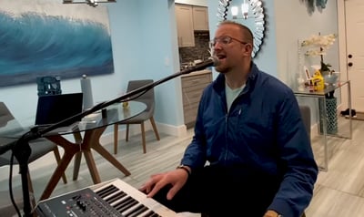 "יוונים": פיני אוסטרייכר חושף את השיר החדש לחנוכה