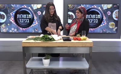 מבשלות בכיכר: מורן פינטו מכינה כדורי סלמון מעושן במילוי גבינת שמנת