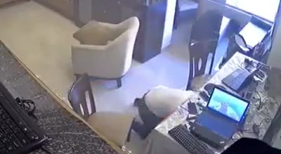הפיצוץ בביירות: אב ובנו נסו מתחת לשולחן