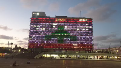 למרות הביקורת: תל אביב האירה דגל לבנון