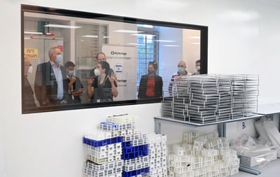 גנץ חתם על הסכם: מספר הבדיקות יוכפלו