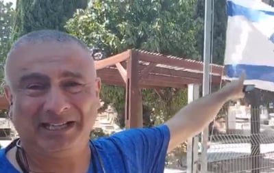 האב השכול בכה על קבר בנו: מרגיש מושפל